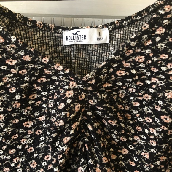 🎄 Hollister cinch front textured top black floral L - Picture 3 of 5